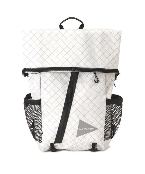 and wander（アンドワンダー）の「and wander/アンドワンダー  ECOPAK 18L backpack（バックパック/リュック・メンズ・ブラック/ホワイト系2・F）」の2枚目の写真