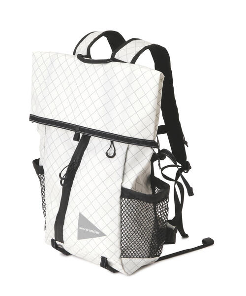 and wander（アンドワンダー）の「and wander/アンドワンダー  ECOPAK 18L backpack（バックパック/リュック・メンズ・ブラック/ホワイト系2・F）」の4枚目の写真