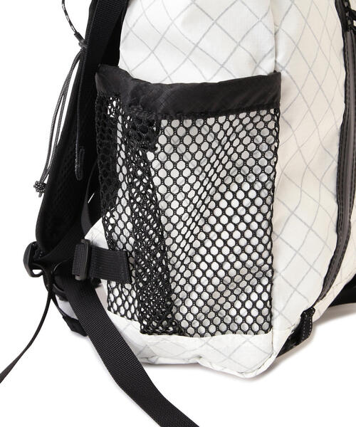 and wander（アンドワンダー）の「and wander/アンドワンダー  ECOPAK 18L backpack（バックパック/リュック・メンズ・ブラック/ホワイト系2・F）」の9枚目の写真