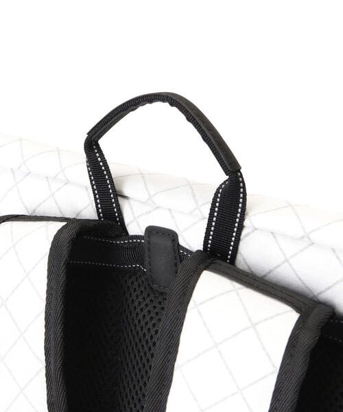 and wander（アンドワンダー）の「and wander/アンドワンダー  ECOPAK 18L backpack（バックパック/リュック・メンズ・ブラック/ホワイト系2・F）」の10枚目の写真