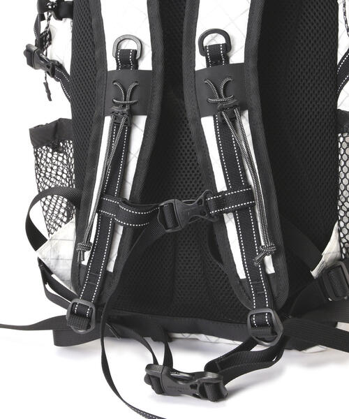 and wander（アンドワンダー）の「and wander/アンドワンダー  ECOPAK 18L backpack（バックパック/リュック・メンズ・ブラック/ホワイト系2・F）」の12枚目の写真