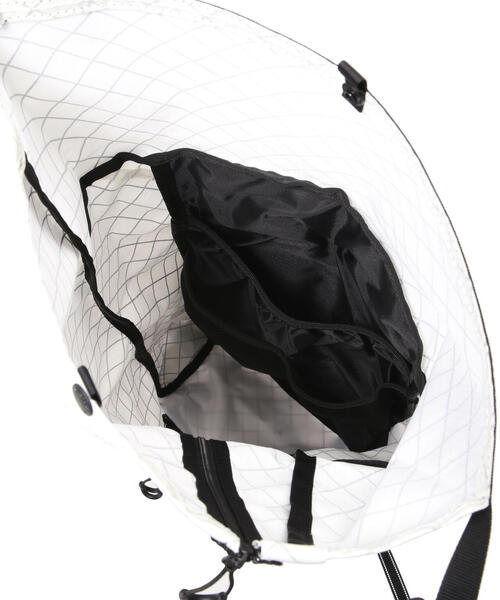 and wander（アンドワンダー）の「and wander/アンドワンダー  ECOPAK 18L backpack（バックパック/リュック・メンズ・ブラック/ホワイト系2・F）」の14枚目の写真