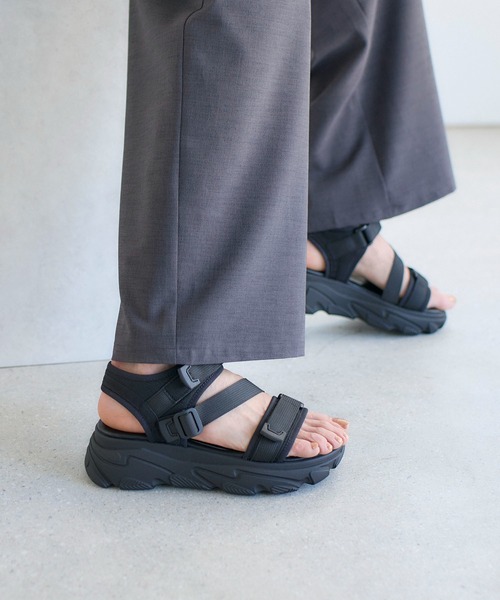 noyau（ノヤウ）の「トリプルベルクロ厚底スポーツサンダル（サンダル・レディース・ホワイト/ブラック/ベージュ・LL/S/M/L）」の2枚目の写真