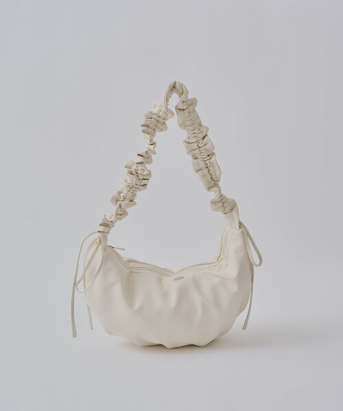 [a2o] ワイドギャザーショルダーバック　アイボリー a2o ワイドギャザーショルダーバッグ アイボリー - メルカリ