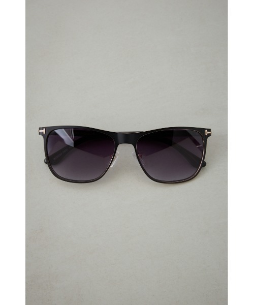 AZUL by moussy（アズールバイマウジー）の「スクエアフレームアイウェア（サングラス・メンズ・レッド/ブラック・FREE）」の4枚目の写真