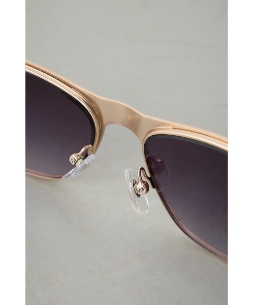 AZUL by moussy（アズールバイマウジー）の「スクエアフレームアイウェア（サングラス・メンズ・レッド/ブラック・FREE）」の8枚目の写真