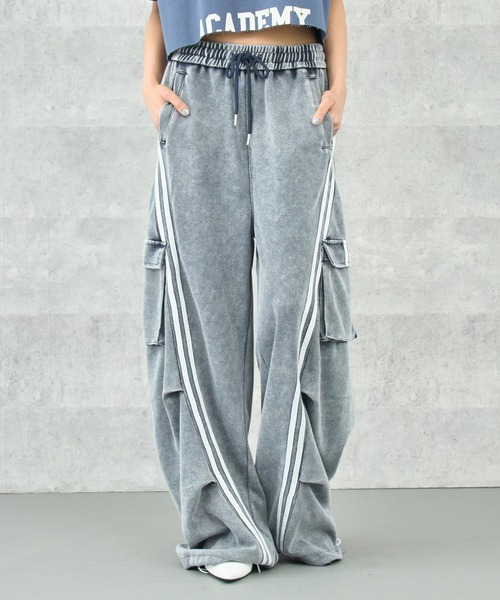 ANAP(アナップ)の「ウォッシュ加工 ライン スウェット カーゴパンツ(カーゴパンツ・レディース・ブラック/ブルー/ピンク/ライトグレー/ネイビー・FREE)」の4枚目の写真