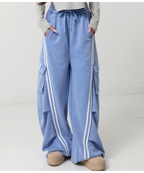 ANAP(アナップ)の「ウォッシュ加工 ライン スウェット カーゴパンツ(カーゴパンツ・レディース・ブラック/ブルー/ピンク/ライトグレー/ネイビー・FREE)」の5枚目の写真