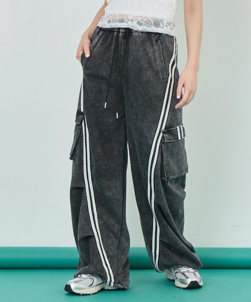 ANAP(アナップ)の「ウォッシュ加工 ライン スウェット カーゴパンツ(カーゴパンツ・レディース・ブラック/ブルー/ピンク/ライトグレー/ネイビー・FREE)」の6枚目の写真