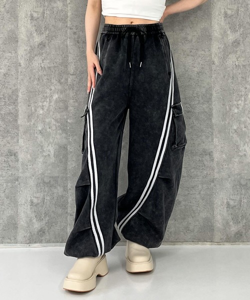 ANAP(アナップ)の「ウォッシュ加工 ライン スウェット カーゴパンツ(カーゴパンツ・レディース・ブラック/ブルー/ピンク/ライトグレー/ネイビー・FREE)」の7枚目の写真