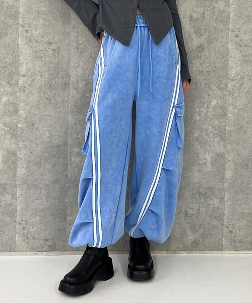 ANAP(アナップ)の「ウォッシュ加工 ライン スウェット カーゴパンツ(カーゴパンツ・レディース・ブラック/ブルー/ピンク/ライトグレー/ネイビー・FREE)」の16枚目の写真