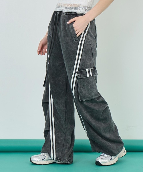 ANAP(アナップ)の「ウォッシュ加工 ライン スウェット カーゴパンツ(カーゴパンツ・レディース・ブラック/ブルー/ピンク/ライトグレー/ネイビー・FREE)」の15枚目の写真