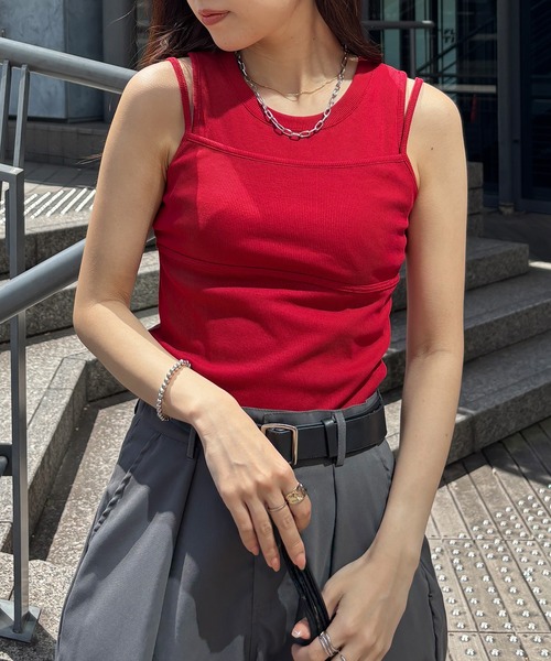 ISOOK(アイスー)の「【ISOOK / アイスー】ビスチェライクレイヤードタンクトップ / リブタンクトップ フェイクレイヤード 重ね着風 クルーネック ミドル丈 インナー 赤 白 黒 ZOZOTOWN限定(タンクトップ・レディース・ホワイト/レッド/ブラック・FREE)」の3枚目の写真
