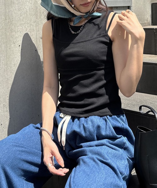 ISOOK(アイスー)の「【ISOOK / アイスー】ビスチェライクレイヤードタンクトップ / リブタンクトップ フェイクレイヤード 重ね着風 クルーネック ミドル丈 インナー 赤 白 黒 ZOZOTOWN限定(タンクトップ・レディース・ホワイト/レッド/ブラック・FREE)」の4枚目の写真