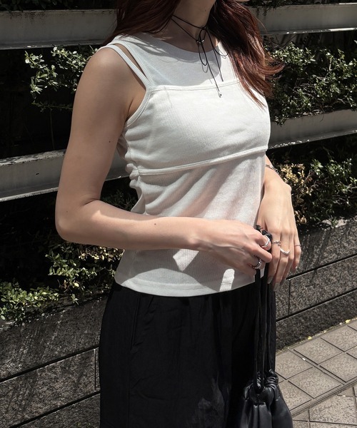 ISOOK(アイスー)の「【ISOOK / アイスー】ビスチェライクレイヤードタンクトップ / リブタンクトップ フェイクレイヤード 重ね着風 クルーネック ミドル丈 インナー 赤 白 黒 ZOZOTOWN限定(タンクトップ・レディース・ホワイト/レッド/ブラック・FREE)」の21枚目の写真