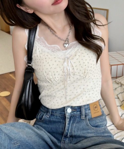 値下げ！スカーラ♡新品未開封 パッド付き花柄キャミソールM セール】小花柄 レースデザイン キャミソール（キャミソール