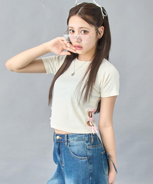 ANAP(アナップ)の「サイドリボン ミニマムTシャツ(Tシャツ/カットソー・レディース・ライトグレー/オフホワイト/ブラック・XS/S)」の1枚目の写真