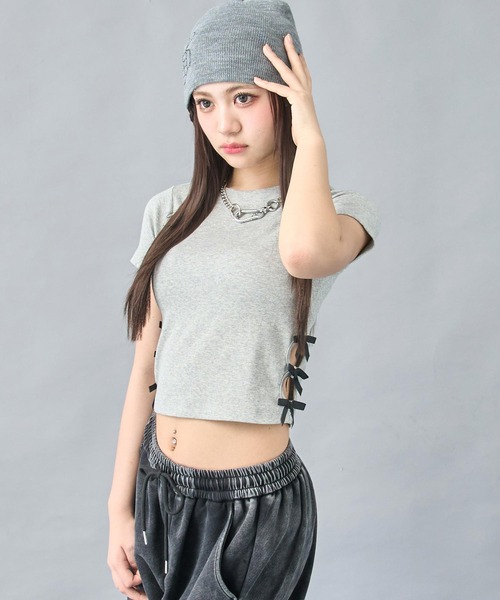 ANAP(アナップ)の「サイドリボン ミニマムTシャツ(Tシャツ/カットソー・レディース・ライトグレー/オフホワイト/ブラック・XS/S)」の3枚目の写真