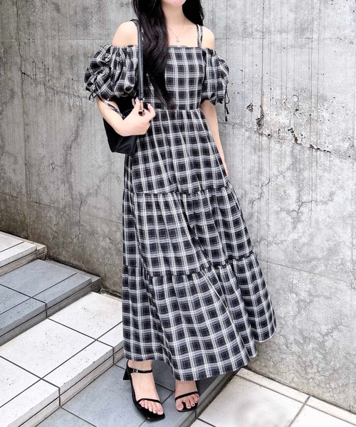 INGNI(イング)の「2Wayオフショルチェック柄ティアードワンピース(ワンピース・レディース・ネイビー系2/ブラック系/ワイン系8・M)」の1枚目の写真