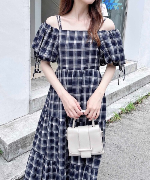 INGNI(イング)の「2Wayオフショルチェック柄ティアードワンピース(ワンピース・レディース・ネイビー系2/ブラック系/ワイン系8・M)」の4枚目の写真