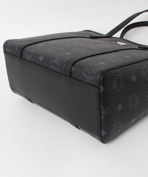 MCM(エムシーエム)の「Toni トップジップ ショッパーバッグ - ヴィセトス(ショルダーバッグ・メンズ・ブラック・SMALL)」の6枚目の写真