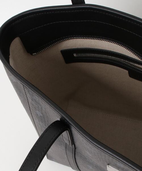 MCM(エムシーエム)の「Toni トップジップ ショッパーバッグ - ヴィセトス(ショルダーバッグ・メンズ・ブラック・SMALL)」の7枚目の写真