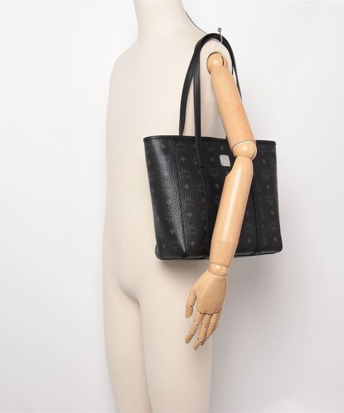 MCM(エムシーエム)の「Toni トップジップ ショッパーバッグ - ヴィセトス(ショルダーバッグ・メンズ・ブラック・SMALL)」の8枚目の写真