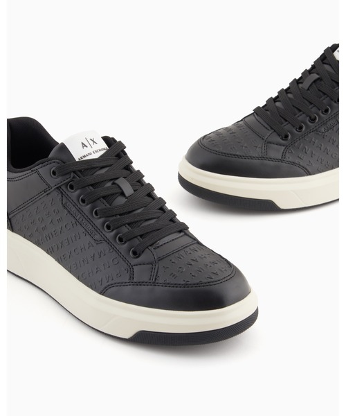 ARMANI EXCHANGE(アルマーニエクスチェンジ)の「【A|X アルマーニ エクスチェンジ】オールオーバーエンボスロゴ レースアップスニーカー(スニーカー・メンズ・オフホワイト/ブラック・6/5.5/7/9/8/6.5/7.5/8.5/9.5)」の2枚目の写真