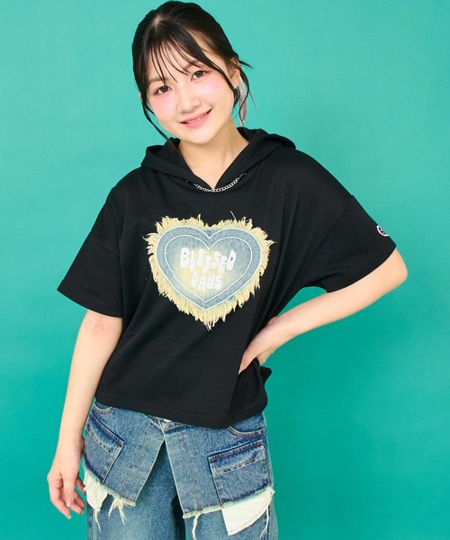ANAP GｉRL（アナップガール）の「デニム ハート ワッペン ミニ裏毛 クロップド フーディー（パーカー・キッズ・ホワイト/ベージュ/ブラック・XS/S/M）」の2枚目の写真
