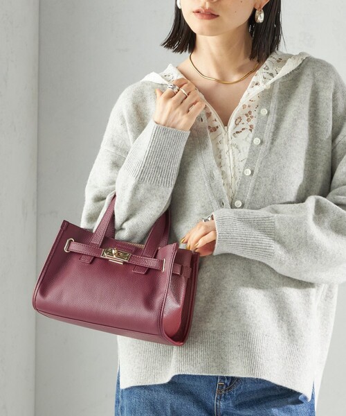 SHIPS(シップス)の「ベルト デザイン レザー バッグ(ショルダーバッグ・レディース・ブラウン/ボルドー/ブラック・ONE SIZE)」の3枚目の写真