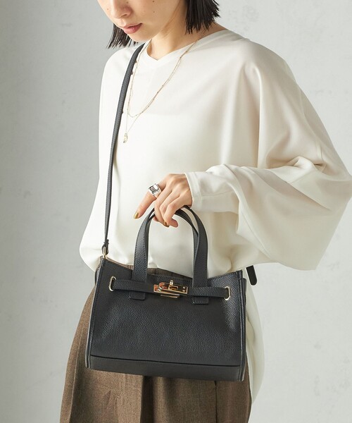 SHIPS(シップス)の「ベルト デザイン レザー バッグ(ショルダーバッグ・レディース・ブラウン/ボルドー/ブラック・ONE SIZE)」の19枚目の写真