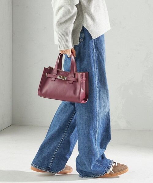 SHIPS(シップス)の「ベルト デザイン レザー バッグ(ショルダーバッグ・レディース・ブラウン/ボルドー/ブラック・ONE SIZE)」の21枚目の写真