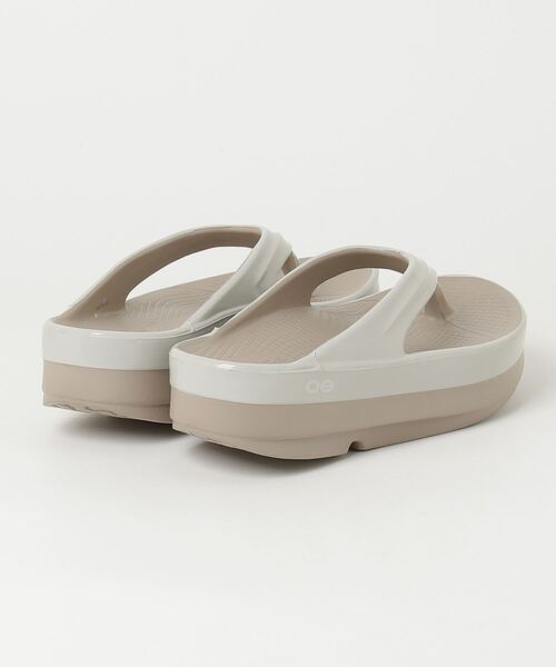 OOFOS（ウーフォス）の「【OOFOS】OOmega Luxe（サンダル・レディース・シルバーグレー/ベージュ系・23/24/25）」の5枚目の写真