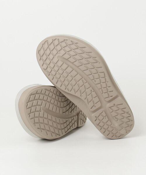OOFOS（ウーフォス）の「【OOFOS】OOmega Luxe（サンダル・レディース・シルバーグレー/ベージュ系・23/24/25）」の6枚目の写真