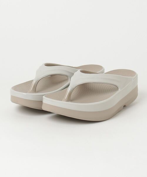 OOFOS（ウーフォス）の「【OOFOS】OOmega Luxe（サンダル・レディース・シルバーグレー/ベージュ系・23/24/25）」の4枚目の写真