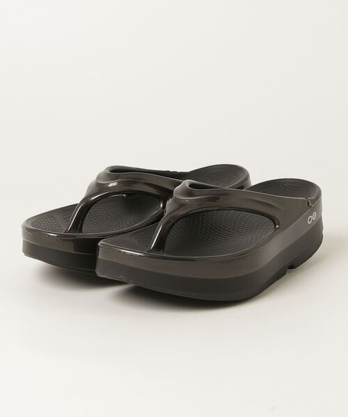 OOFOS（ウーフォス）の「【OOFOS】OOmega Luxe（サンダル・レディース・シルバーグレー/ベージュ系・23/24/25）」の3枚目の写真