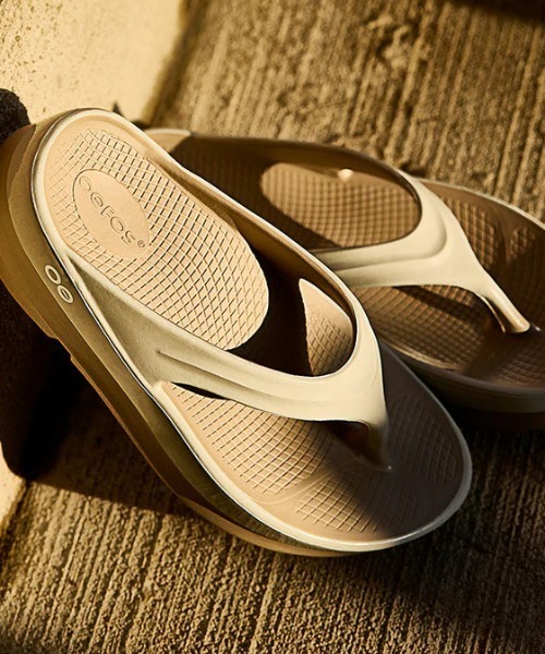 OOFOS（ウーフォス）の「【OOFOS】OOmega Luxe（サンダル・レディース・シルバーグレー/ベージュ系・23/24/25）」の7枚目の写真