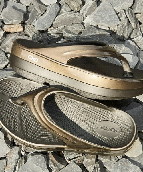 OOFOS（ウーフォス）の「【OOFOS】OOmega Luxe（サンダル・レディース・シルバーグレー/ベージュ系・23/24/25）」の8枚目の写真