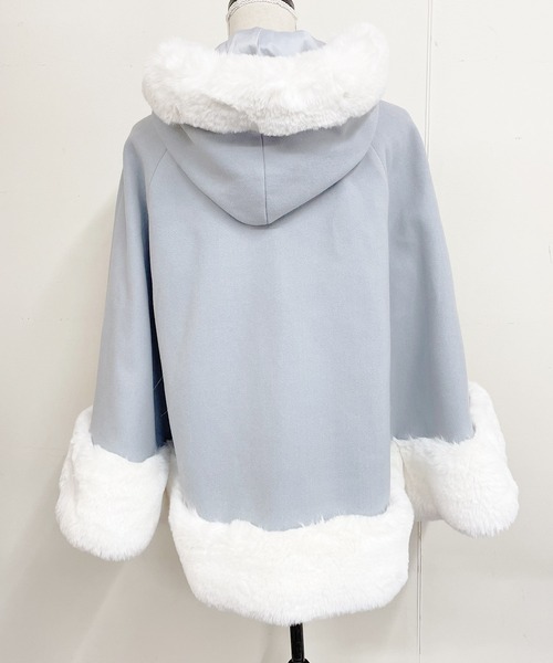 MA*RS（アメーバーマーズ）の「リボン付きボリュームファーフードケープコート（ポンチョ・レディース・ブラック×ホワイト/ホワイト/ブラック・FREE）」の16枚目の写真