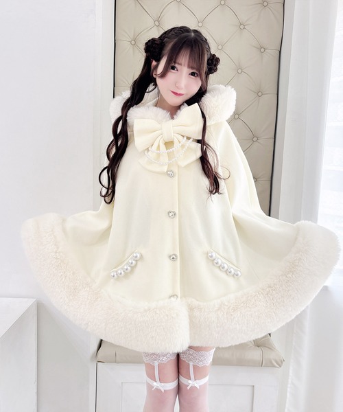 MA*RS（アメーバーマーズ）の「リボン付きボリュームファーフードケープコート（ポンチョ・レディース・ブラック×ホワイト/ホワイト/ブラック・FREE）」の5枚目の写真