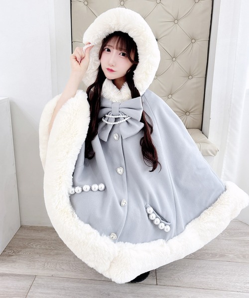 MA*RS（アメーバーマーズ）の「リボン付きボリュームファーフードケープコート（ポンチョ・レディース・ブラック×ホワイト/ホワイト/ブラック・FREE）」の20枚目の写真