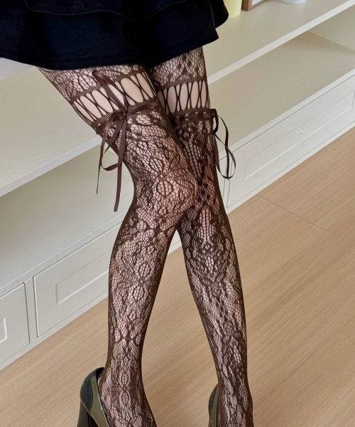 Burner(バーナー)の「【OKUOKU 0909】フェミニンレースガーター風 ストッキング oku-tights-2-10(タイツ/ストッキング・レディース・パープル/ホワイト/ダークブラウン/ブラック/ブルー/グレー・FREE)」の2枚目の写真