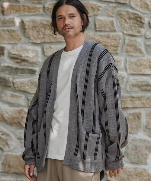 CAMBIO(カンビオ)の「mcg3719-Stripe Jacquard Buttonless Knit Cardigan ニットカーディガン(A56625cmb)(カーディガン/ボレロ・メンズ・ミックスグレー/キナリ/ネイビー/ブラック系その他・S/M/L)」の1枚目の写真
