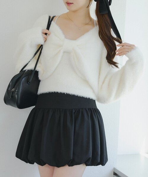 continuer de NICE CLAUP(コンティニューデナイスクラップ)の「リボン+キャミセットニット(ニット/セーター・レディース・オフホワイト/ブルー/ブラウン/ピンク/ブラック・FREE)」の2枚目の写真