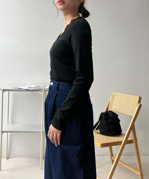 AS KNOW AS plus(アズノゥアズプラス)の「♪CICA配合 アソートデザインプルオーバー(Vネック.ハイネック)(Tシャツ/カットソー・レディース・ブラック系/ホワイト系/ブラック/オフホワイト・FREE)」の15枚目の写真