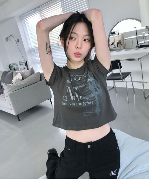 MUCENT(ムセント)の「グリムネル 十字架 半袖Tシャツ 男女共用(Tシャツ/カットソー・レディース・チャコール・MEDIUM/LARGE/SHORT)」の9枚目の写真