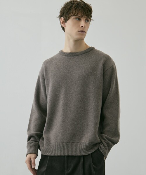 UNITED TOKYO(ユナイテッドトウキョウ)の「CASHMERE クルーネックニット(ニット/セーター・メンズ・モカ/ダークグレー・2/1)」の2枚目の写真