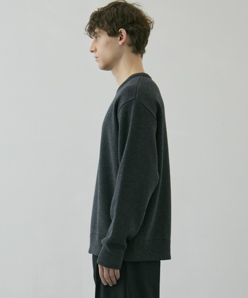 UNITED TOKYO(ユナイテッドトウキョウ)の「CASHMERE クルーネックニット(ニット/セーター・メンズ・モカ/ダークグレー・2/1)」の6枚目の写真