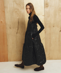 MAIS（マイス）の「GLOSSY QUILTING BACK OPEN DRESS / BLACK（ワンピース）」