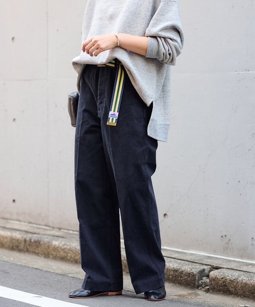 FRAMeWORK(フレームワーク)の「BURK 別注 ガチャベルト付きチノパン(チノパンツ・レディース・ネイビー/ベージュ・LARGE/MEDIUM/SMALL)」の2枚目の写真